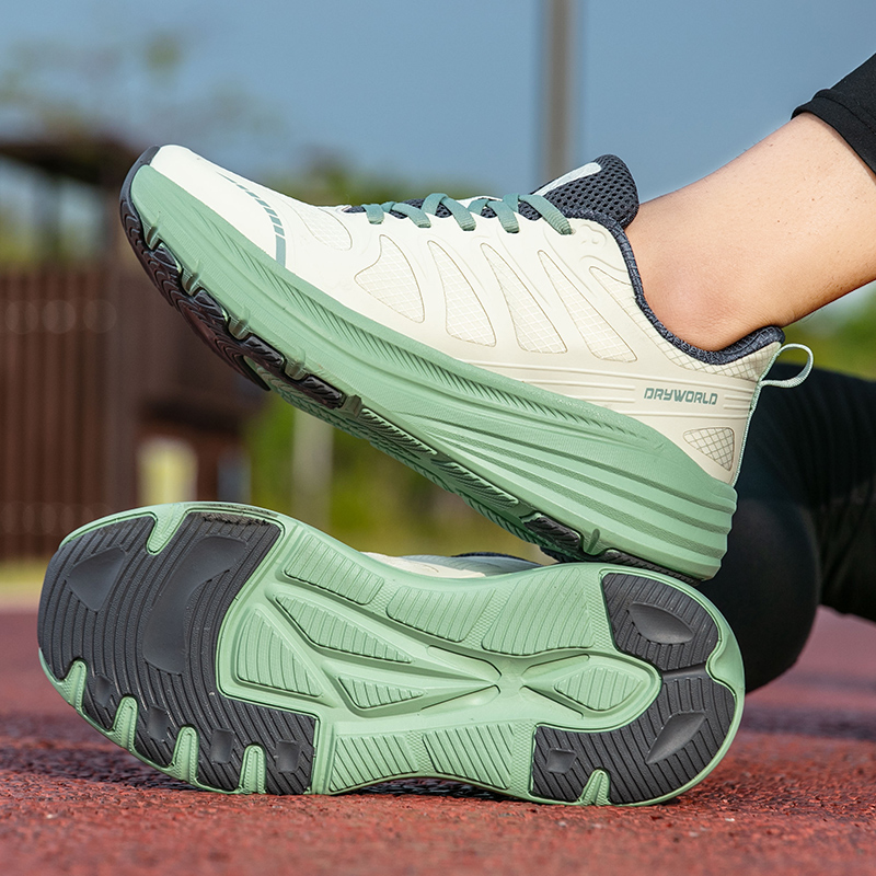Men's new spring summer lightweight mesh breathable running shoes; couple's comfortable cushioning and height-increasing sports for women�
