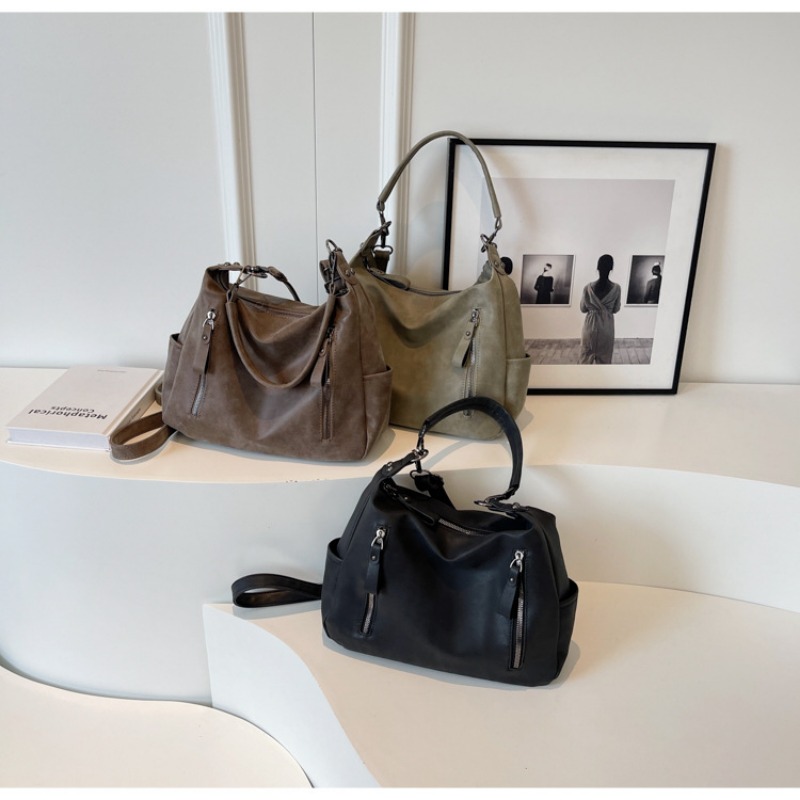 Stylish Fashionable underarm bag with trendy shoulder strap - casual messenger design