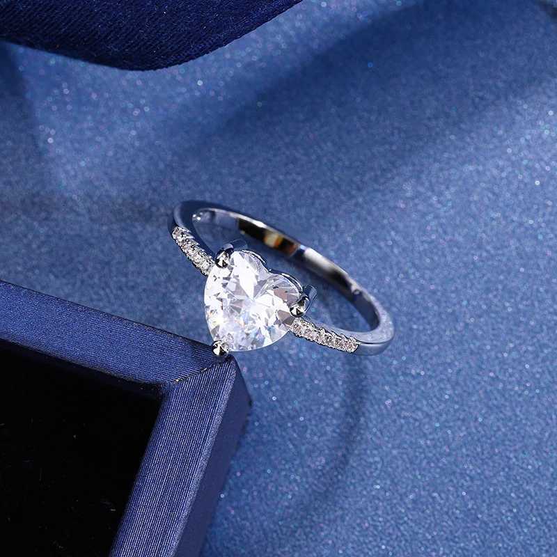 2024 Classic Shiny Big Zircon 925 Silver Heart Ring Ladies Jewelry Bride Wedding Love Eternal Ring Ladies Jewelry Rings for Women Y250808