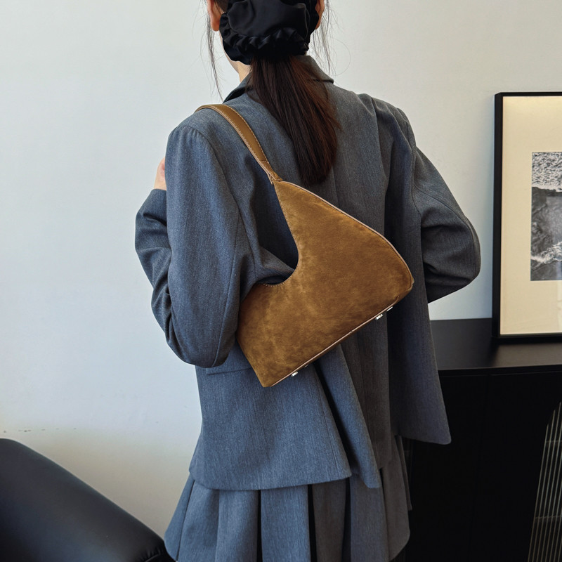 Chic and Practical Underarm Shoulder Bag Ideal for Daily Carrying