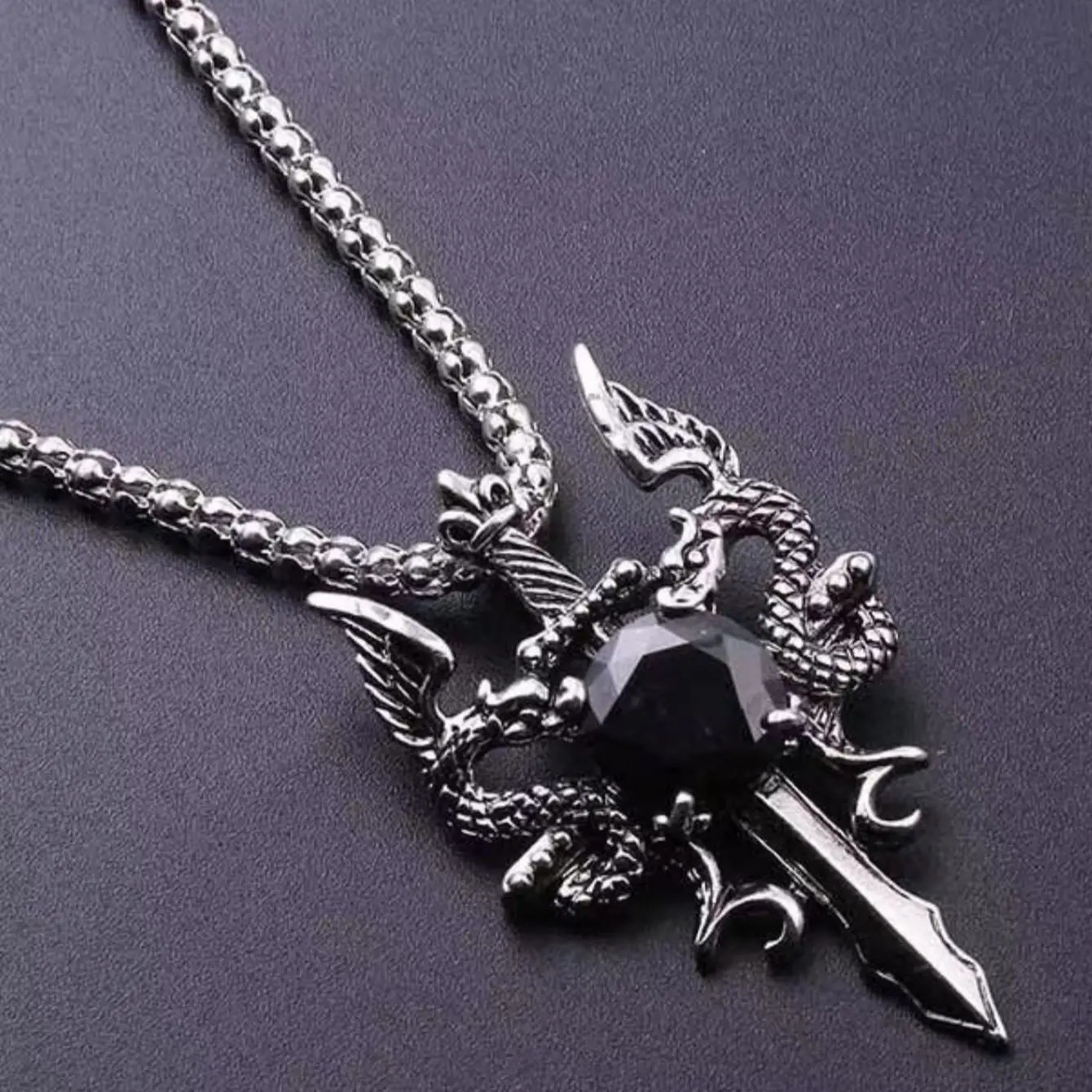 1 Gothic Style Womens Ancient Silvercolor Evil Dragon Gem Pendant Necklace Personalized Fashion Street Sweater Chain Jewelry 250808