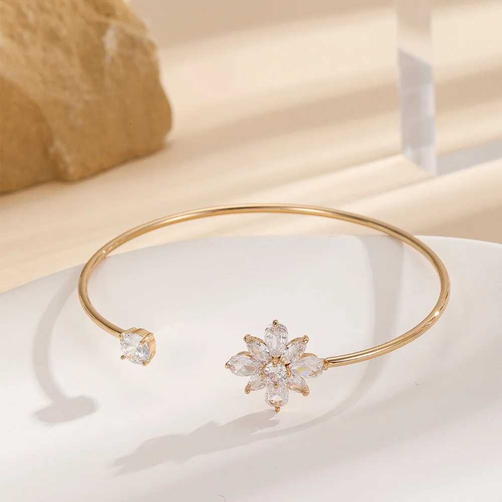 Light Luxury Style Hot-selling Small Daisy Flower Zircon Bracelet with Unique and High-end Design as a Gift for Friends Z250807