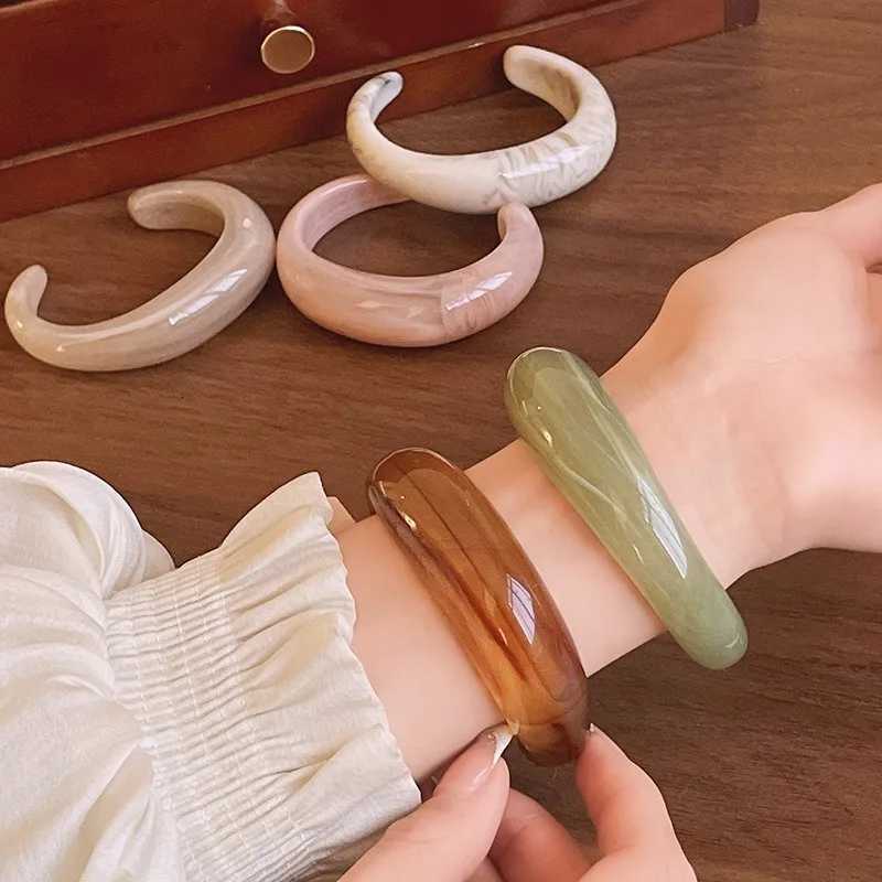 Smooth Round Acrylic Cuff Bangles for Women Vintage Exaggerated Jelly Color Smudging Bangle Wide Resin Bracelet Accessories M1 Z250807