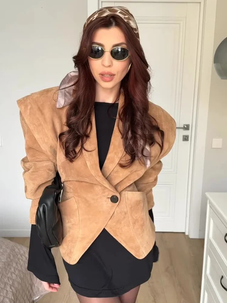 Single Breasted Buckle Casual Suede Jacket Women Chic Shoulder Pad Full Sleeve Lapel Slim Coat Autumn Lady Highstreet Wear 250805