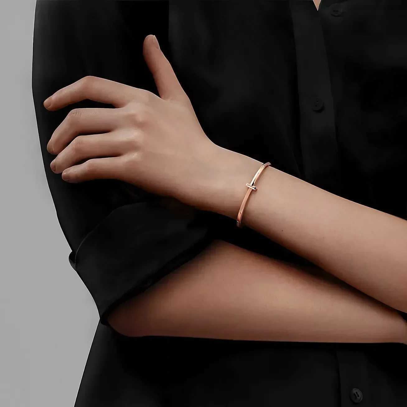 New pure silver S925 T-shaped minimalist design fashionable high-end bracelet suitable for womens holiday gifts. y250808