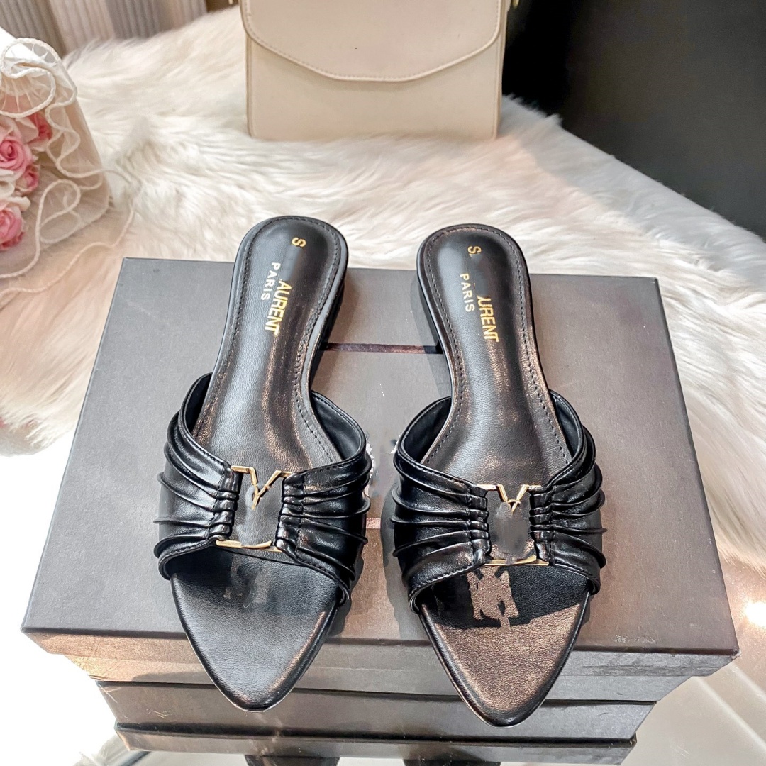 2026 Designer sandals women with Letter Metal Decorations and Ruffled Stripes Elegant slippers and Sexy Open-Toe Pointed-Toe sandals fashion shoes