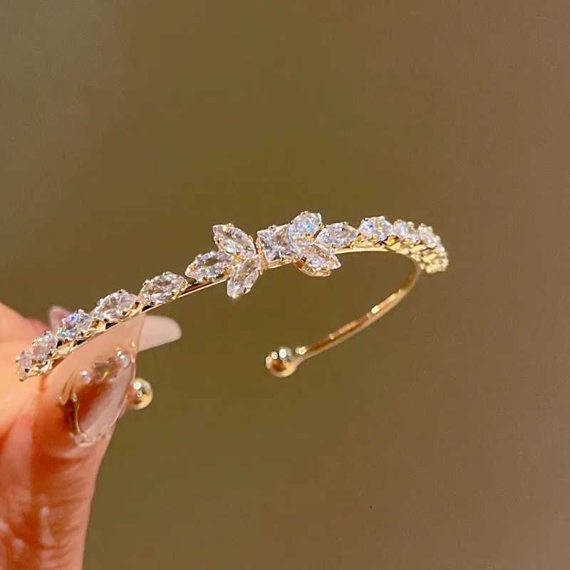 igh Luxury Zircon Bow Open Bracelet with High-end and Fashionable Temperament Niche Geometric Jewelry for Women Z250807