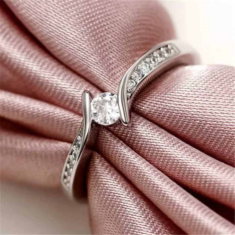 925 Sterling Silver Engagement Wedding Rings for Women Round Cubic Zirconia Simple Elegant Female Accessories Fashion Jewelry Y250808