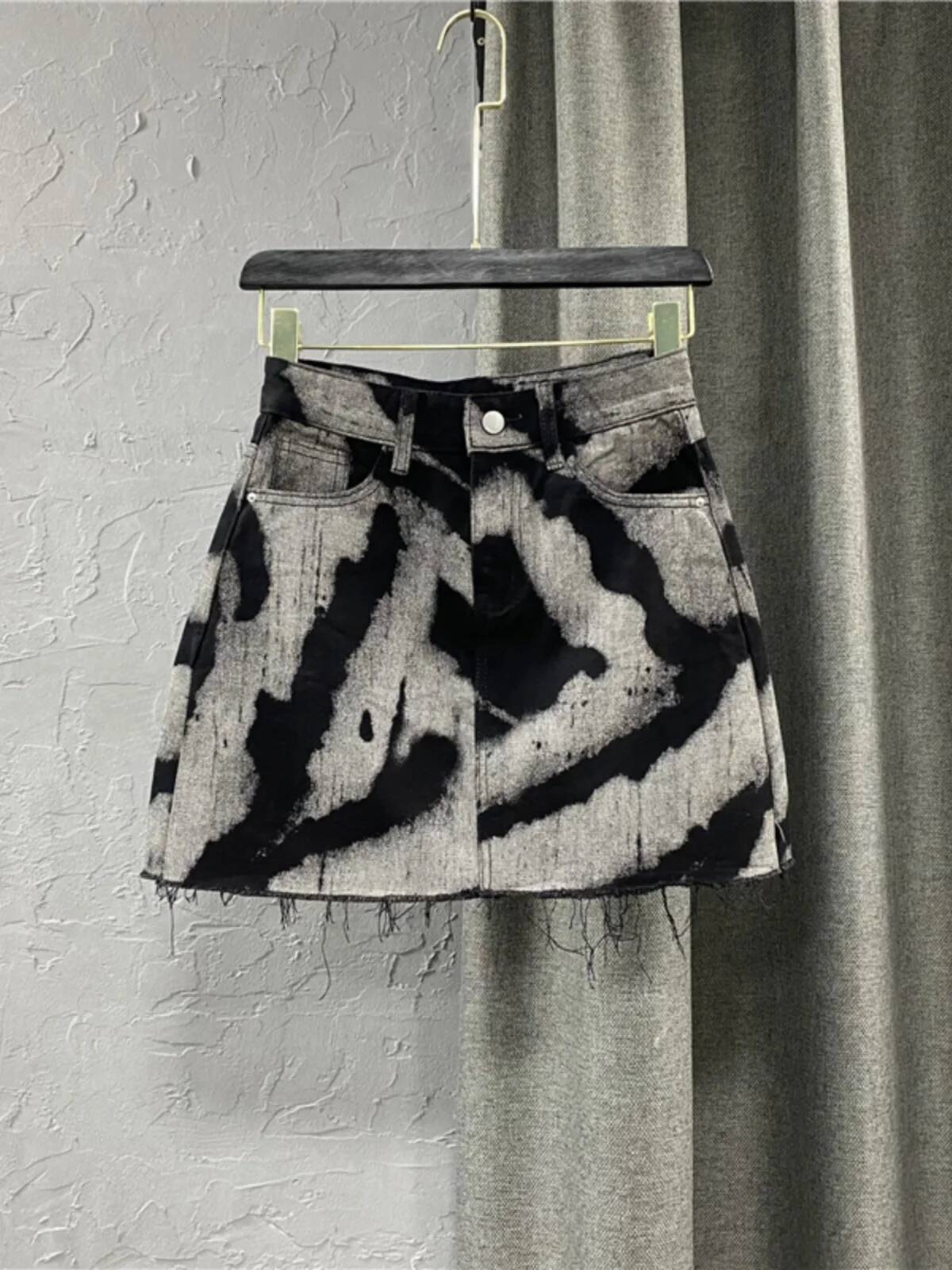 2025 black gray trend tie dye denim short skirt, high waist personalized pattern denim skirt, tassel A-line skirt, fashionable versatile skirt, new de