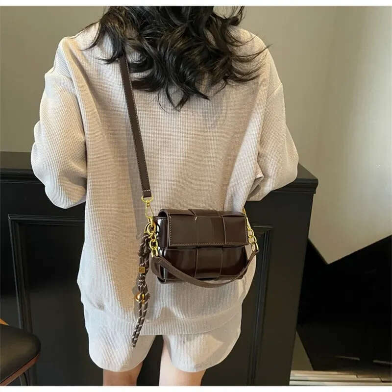 Shoulder Bag Crossbody Purse Designer 2025 new small square commuting woven crossbody bag high end sense simple and fashionable