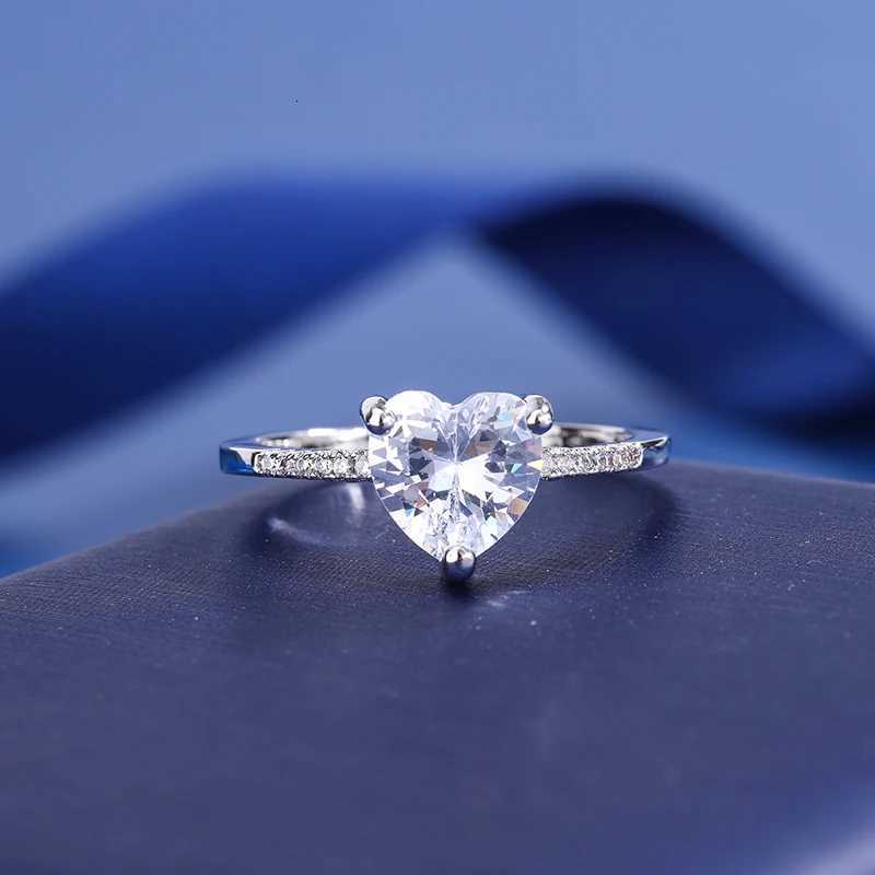 2024 Classic Shiny Big Zircon 925 Silver Heart Ring Ladies Jewelry Bride Wedding Love Eternal Ring Ladies Jewelry Rings for Women Y250808
