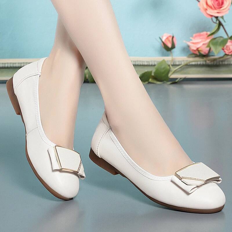 Beanie Spring 2025 New Flat Women Casual Genuine Leather Large Size Soft-soled Mom Shoes ddmysaturn