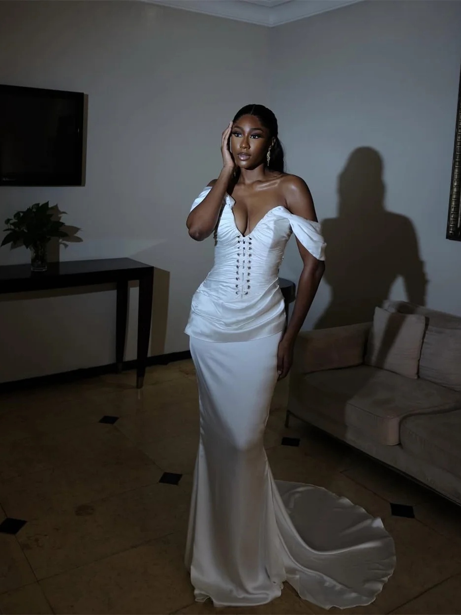 Elegant Off Shoulder Mermaid Wedding Dresses V Neck Sleeveless Lace Up Bride Dress Sexy Floor Length Bridal Dress Customized