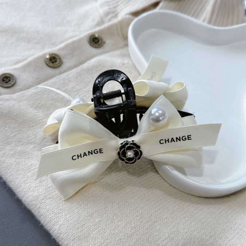 Korean Camellia Flower Hair Claw Pearl Fabric Bow Hair Clips Claw Clamp Elegant Headwear Barrettes Hairpins Hair Accessories Y250808