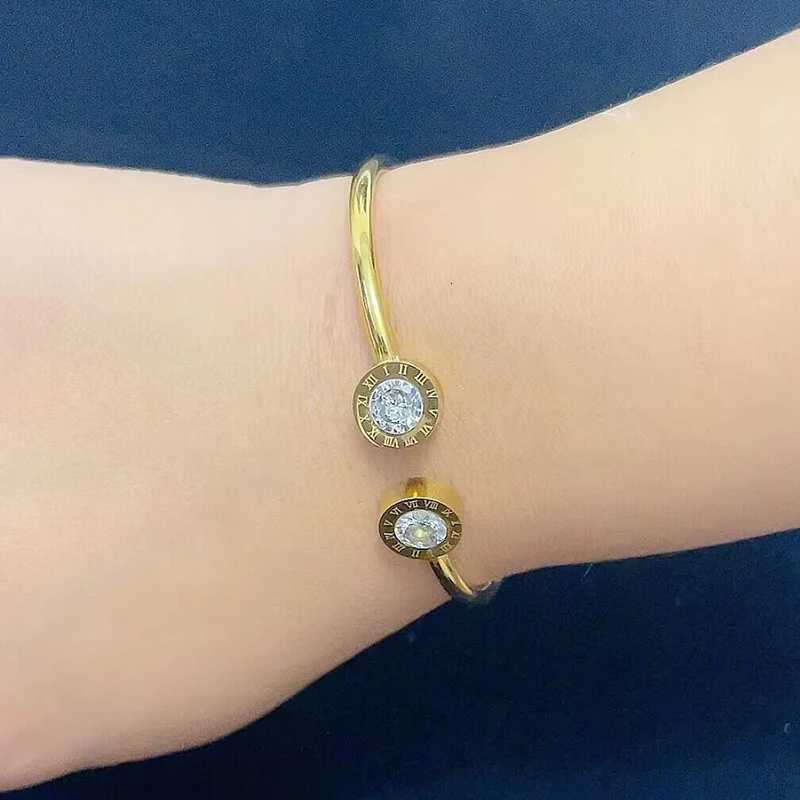 Luxury Crystal Cuff Bracelet For Women Roman Number Stainless Steel Bangles Jewelry Gift Z250807