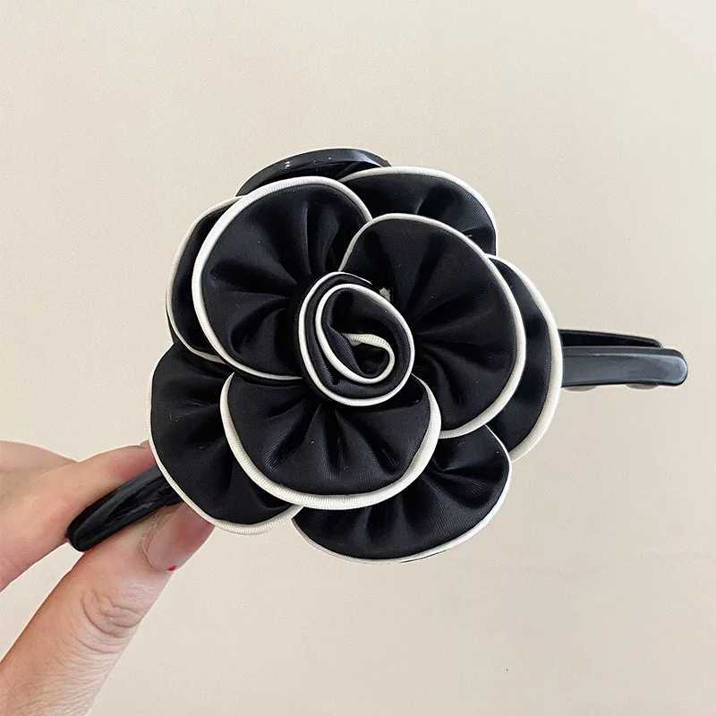 Korean Fabric Camellia Flower Hair Claw Elegant Temperament Hair Clips for Women Barrettes Headband Girls Hair Accessories Y250808