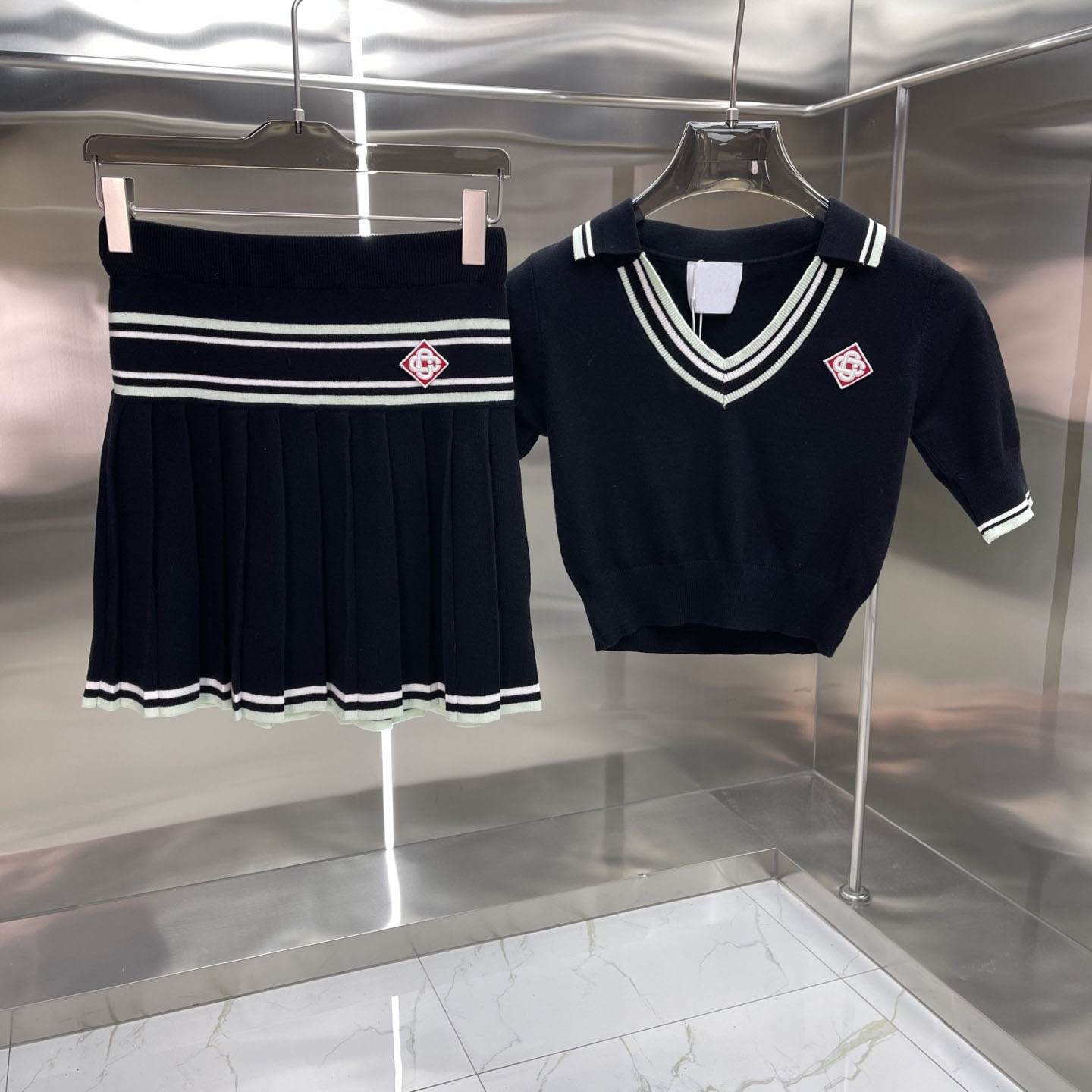 Women's Tracksuits Designer Two Tone Knitted Spliced Sweater Skirt Set College Style Contrasting Colors Versatile Slimming for Women