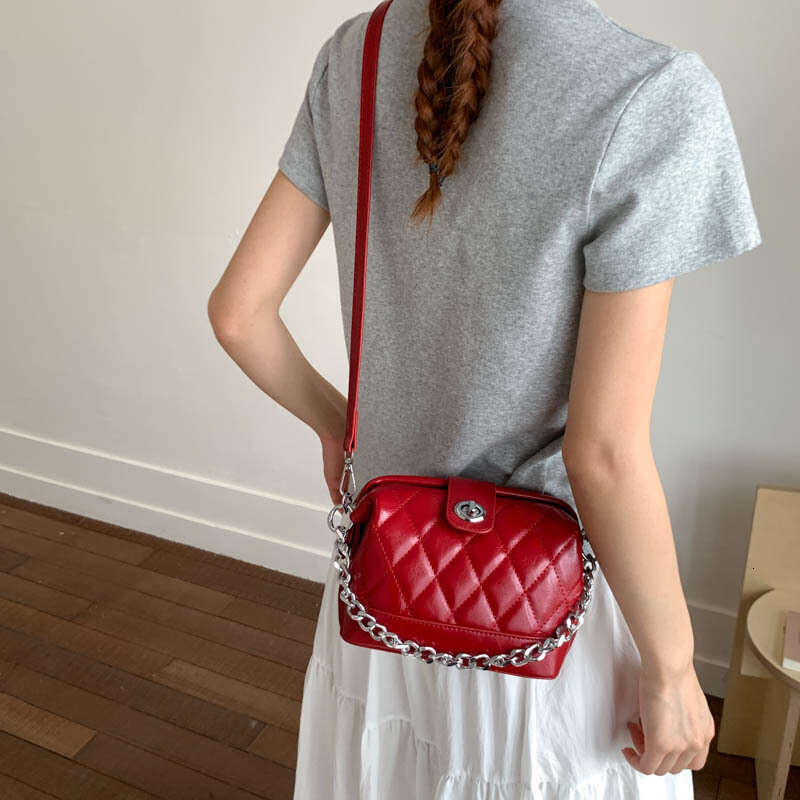 Chain Niche bags Embroidery Shell for Women 2025 New Designer Summer Fashion purse Luxury and wallet Commuter Shoulder Crossbody Bag