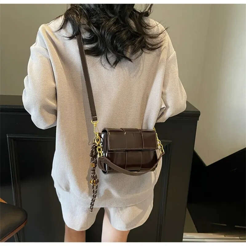 Shoulder Bag Crossbody Purse Designer 2025 new small square commuting woven crossbody bag high end sense simple and fashionable