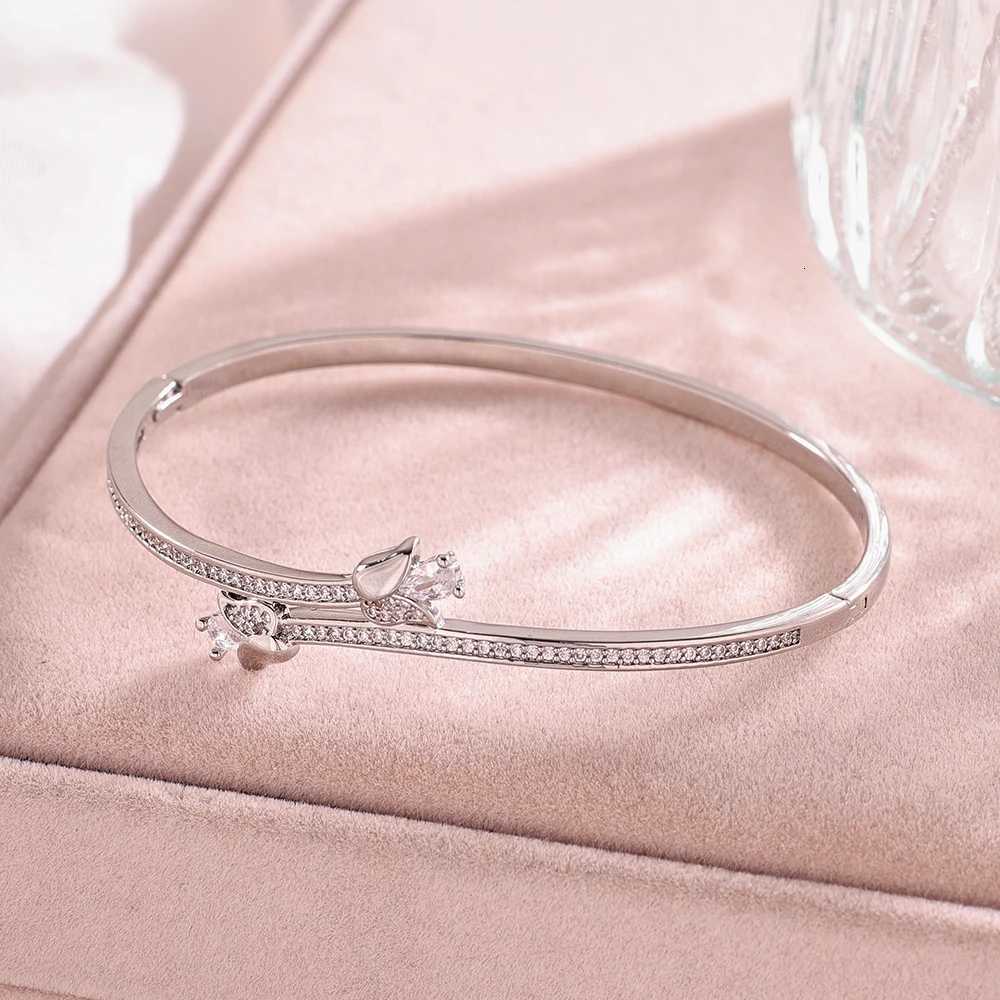 1PC Fashionable and Elegant Copper Zircon Inlaid Womens Bracelet Valentines Day Gift Mothers Day Gift Z250807