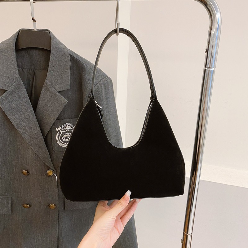 Chic and Practical Underarm Shoulder Bag Ideal for Daily Carrying