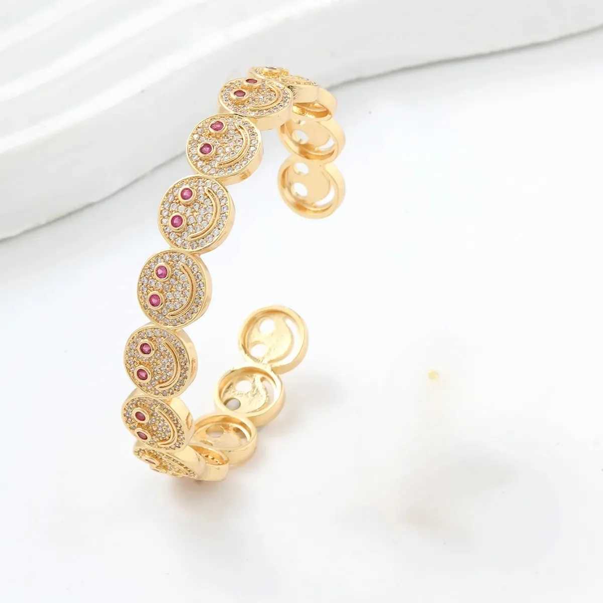 2025 New Simple Smile Bracelet Copper Gold Plated Cubic Zirconia Round Smile Cuff Bracelet Womens Classic Party Gift Z250807