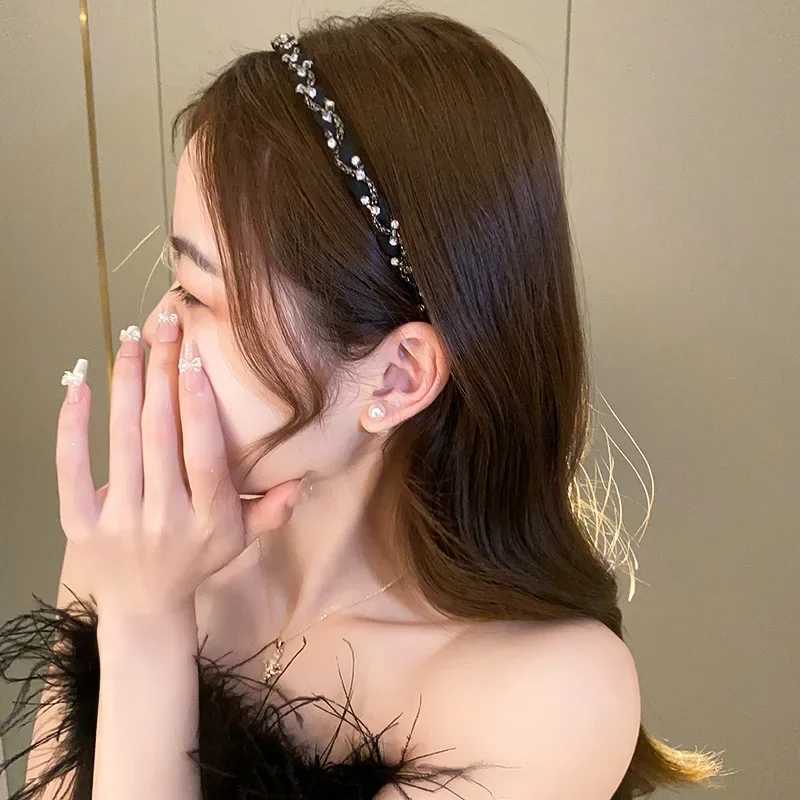 Inlaid Rhinestone Wr Twist Band for Wen Black Fabric Arc Hair Band Delicate Korean Hair Bundle Mori Girl Accessories Y250808