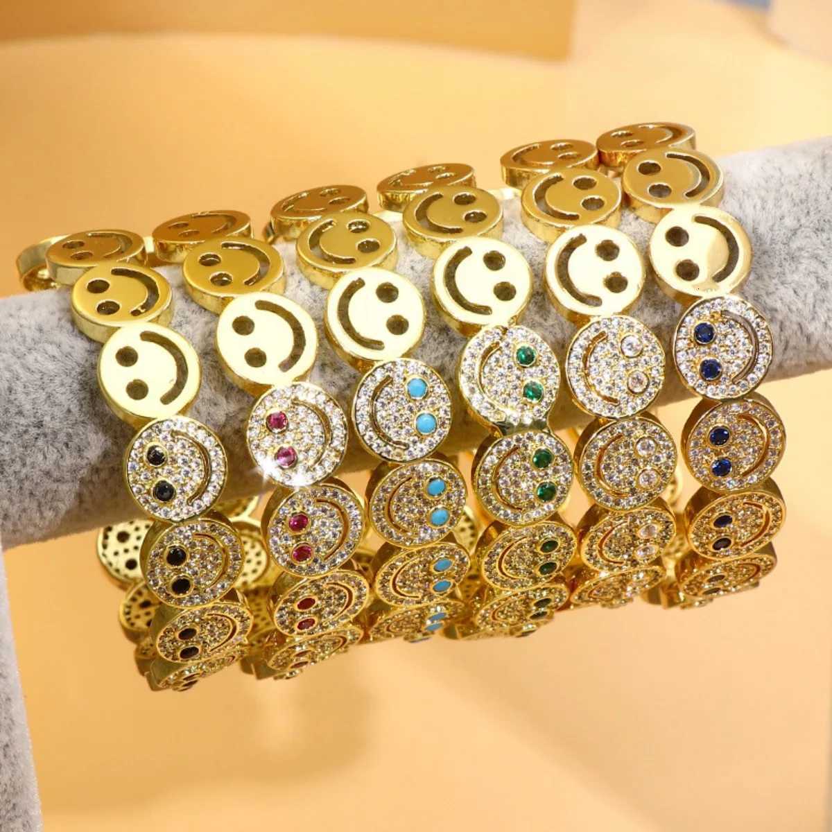 2025 New Simple Smile Bracelet Copper Gold Plated Cubic Zirconia Round Smile Cuff Bracelet Womens Classic Party Gift Z250807