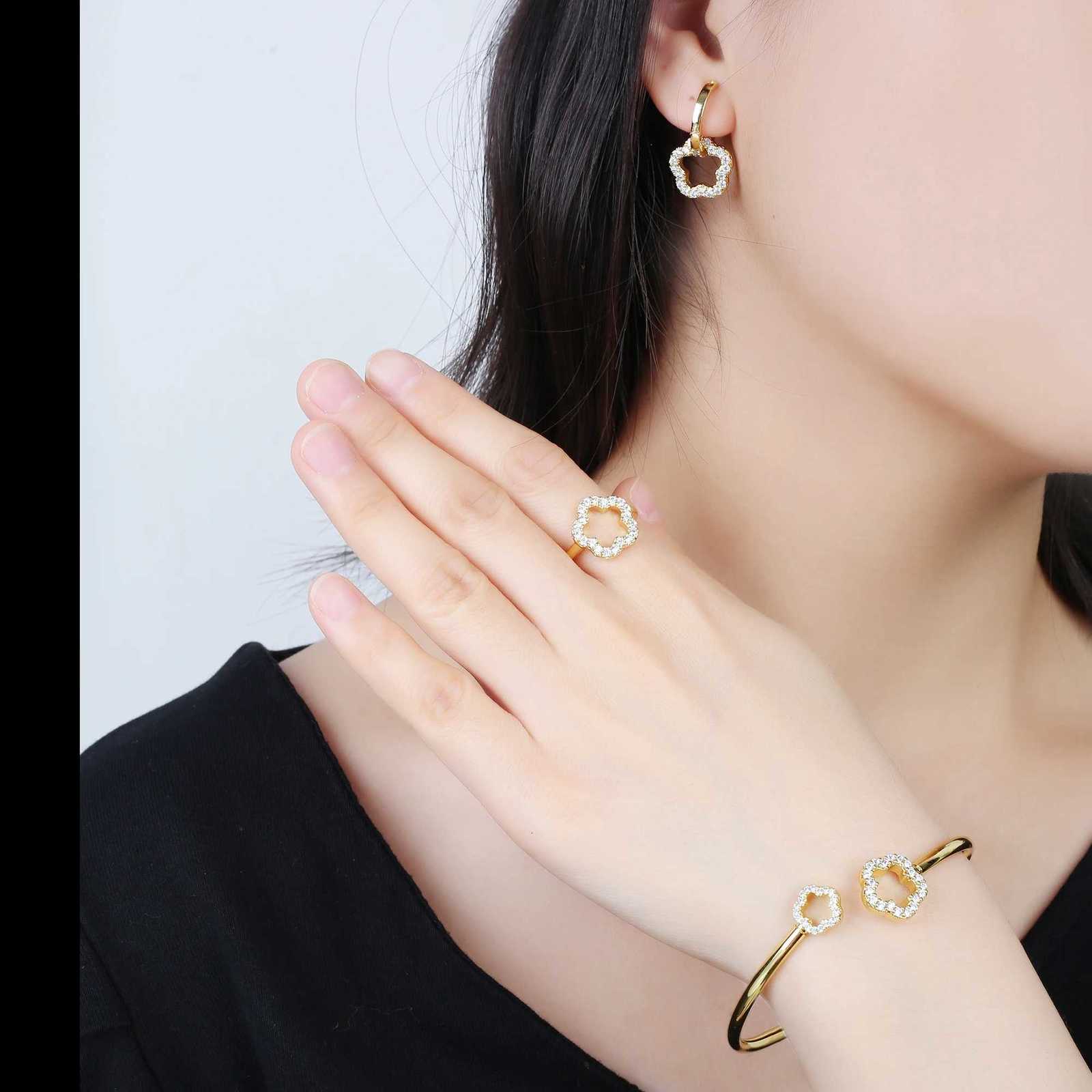Flower Jewelry Bracelet Shiny Zirconia Hollow Five leaf Flower Open Bangle Simple for Women Girl Party Jewelry Gift Z250807