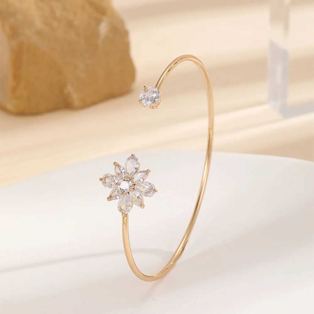 Light Luxury Style Hot-selling Small Daisy Flower Zircon Bracelet with Unique and High-end Design as a Gift for Friends Z250807