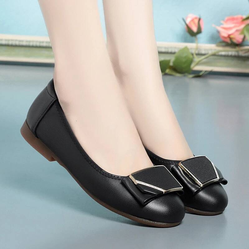 Beanie Spring 2025 New Flat Women Casual Genuine Leather Large Size Soft-soled Mom Shoes ddmysaturn