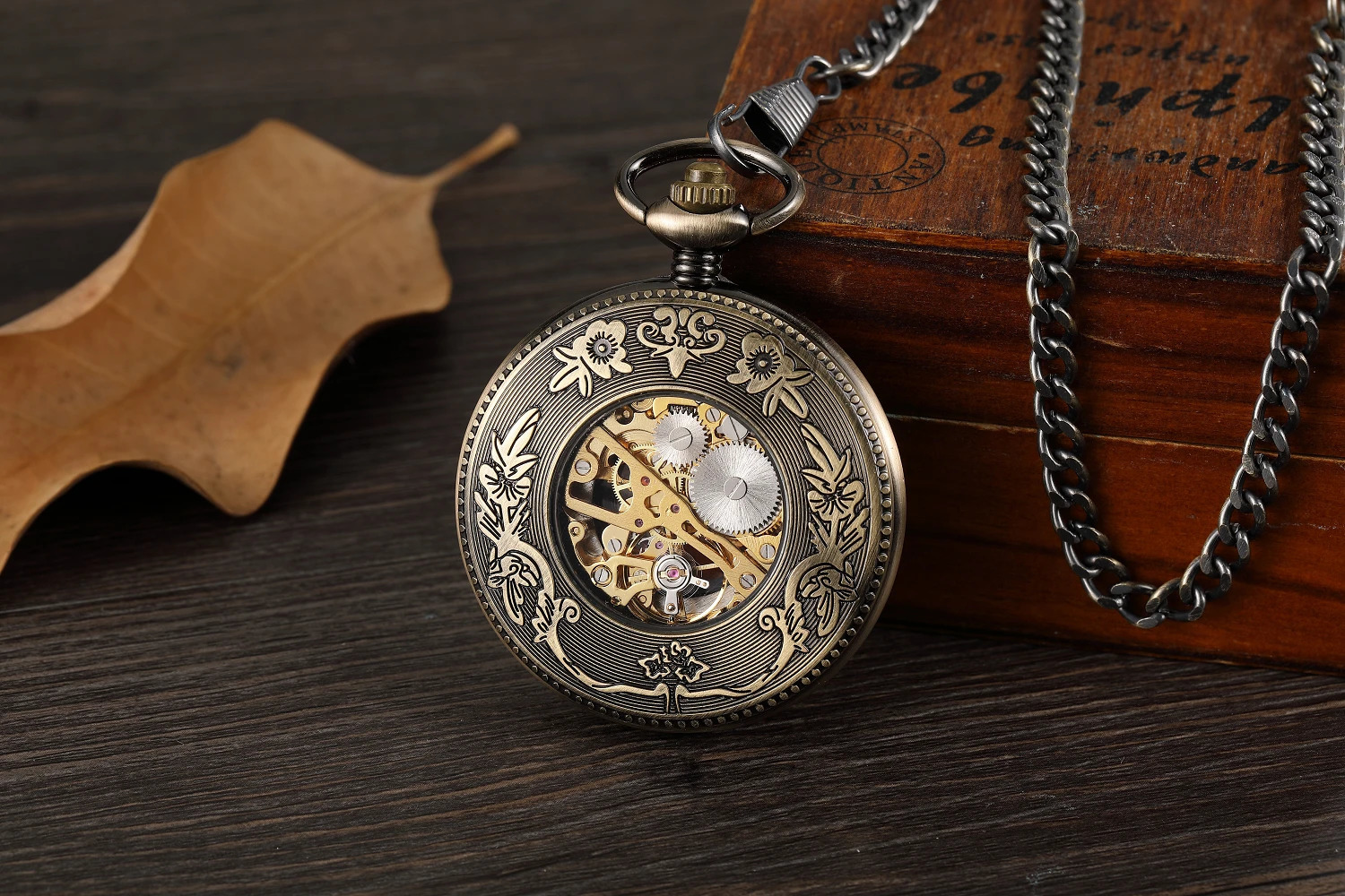Antique Round Hollow Nostalgic Mechanical Pocket Watch Retro with Chain Steampunk Clock Mens and Womens Jewelry Necklace 250807