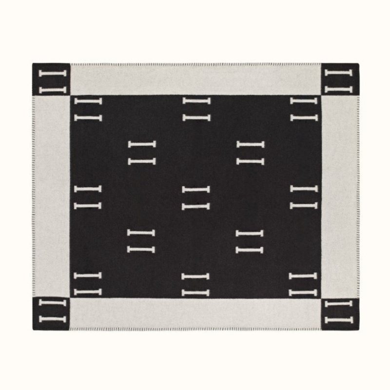 Designer blanket H cashmere and wool airplane blanket letter-patterned sofa blanket home textile office lunch break air-conditioning blanket
