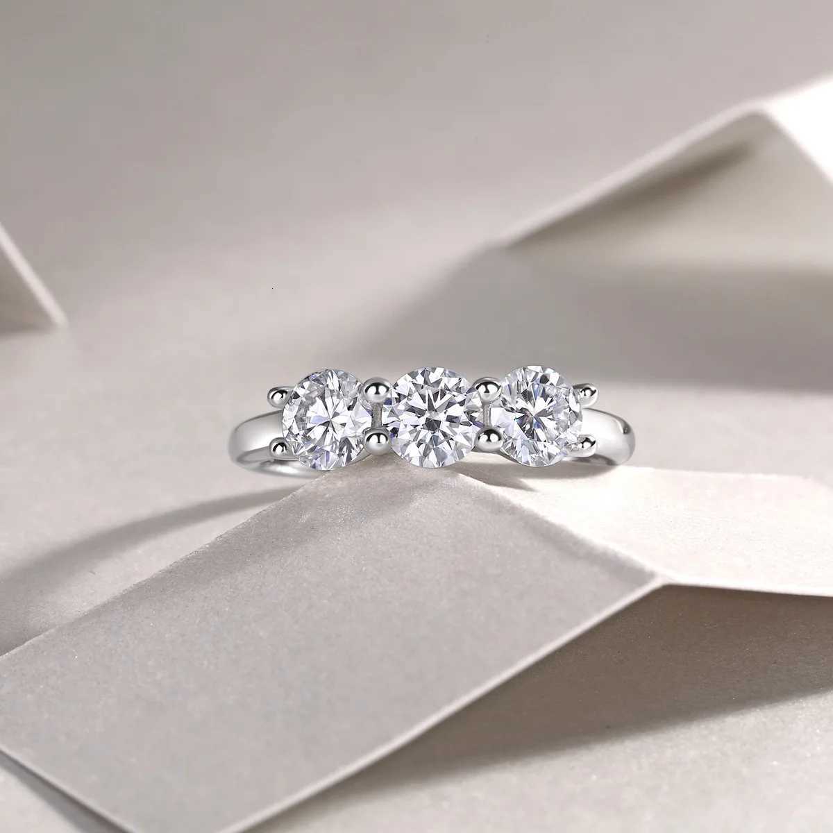 925 Silver 5mm D Color VVS1 Moissanite Ring 3 Stone White Gold Plated Half Eternity Ring Pass Diamond Tester with Gift Y250808