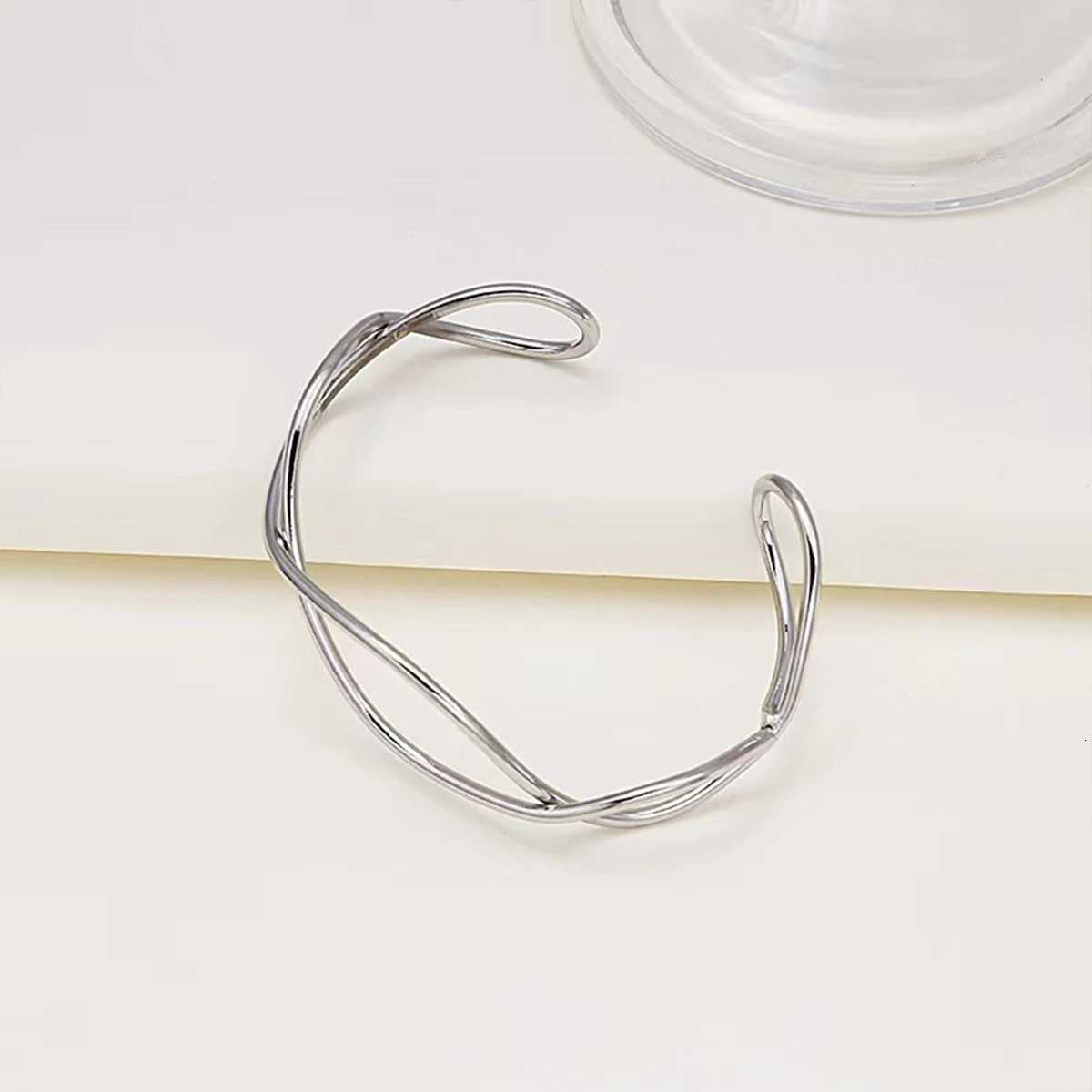 New Fashion Geometric Retro Metal Line Hollow Open Bracelet Z250807