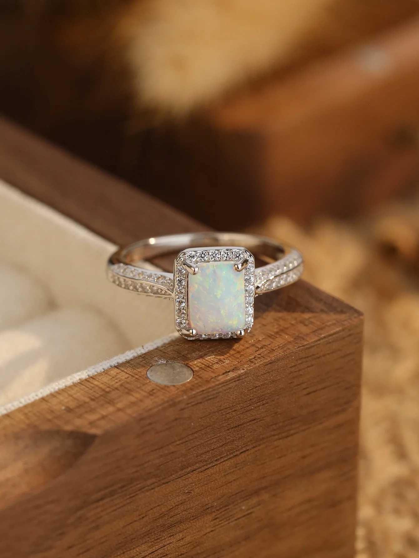 2023 European and American New 100% S925 Sterling Silver Square White Opal Set with Diamonds Fashion Advanced Design Sense Ring Y250808