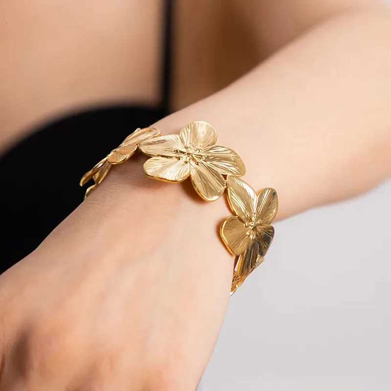 1PC Womens Fashion Trendy Waterproof Stainless Steel Flower Bracelet Jewelry for Date Travel Banquet Party Holiday Dressing Gift Z250807