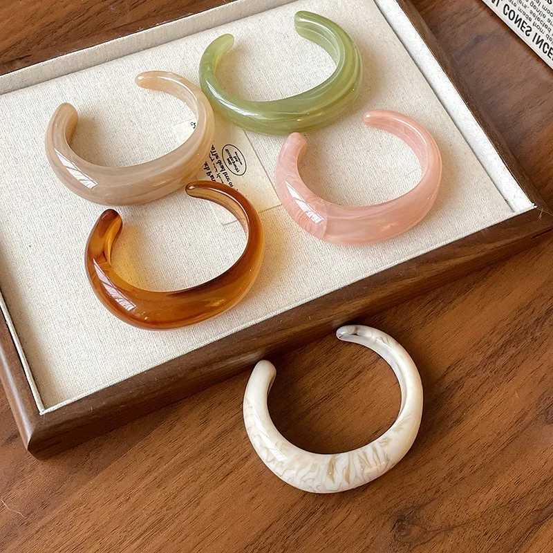 Smooth Round Acrylic Cuff Bangles for Women Vintage Exaggerated Jelly Color Smudging Bangle Wide Resin Bracelet Accessories M1 Z250807