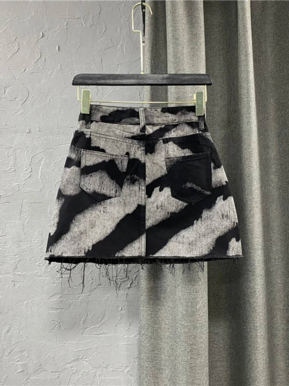 2025 black gray trend tie dye denim short skirt, high waist personalized pattern denim skirt, tassel A-line skirt, fashionable versatile skirt, new de