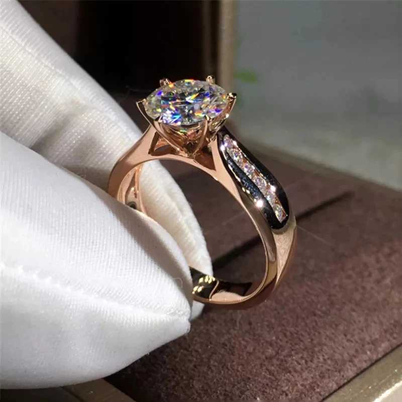 Huitan Round Cubic Zircon 6 Claw Setting Rings for Women Luxury Fashion Silver Color/Rose Gold Color Wedding Band Finger Jewelry Y250808