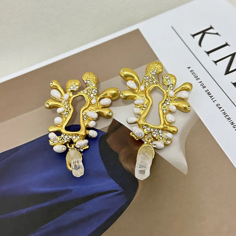 Light fashion niche rhinestone crystal keyhole shape earrings unique personality temperament earrings 250807