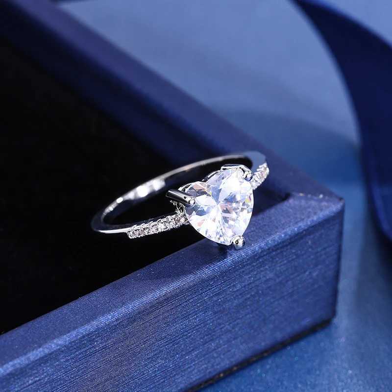 2024 Classic Shiny Big Zircon 925 Silver Heart Ring Ladies Jewelry Bride Wedding Love Eternal Ring Ladies Jewelry Rings for Women Y250808