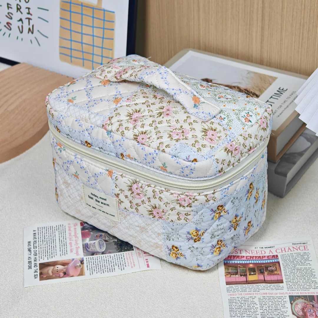 Exquisite floral pattern zipper design makeup bag for travel convenient for carrying daily essentials. Y250808