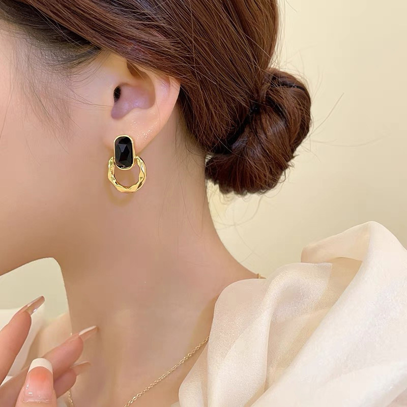 2025 New Arrival Women Minimalist Geometric Square Stud Earrings Small Batch Design Vintage Chic High End Jewelry