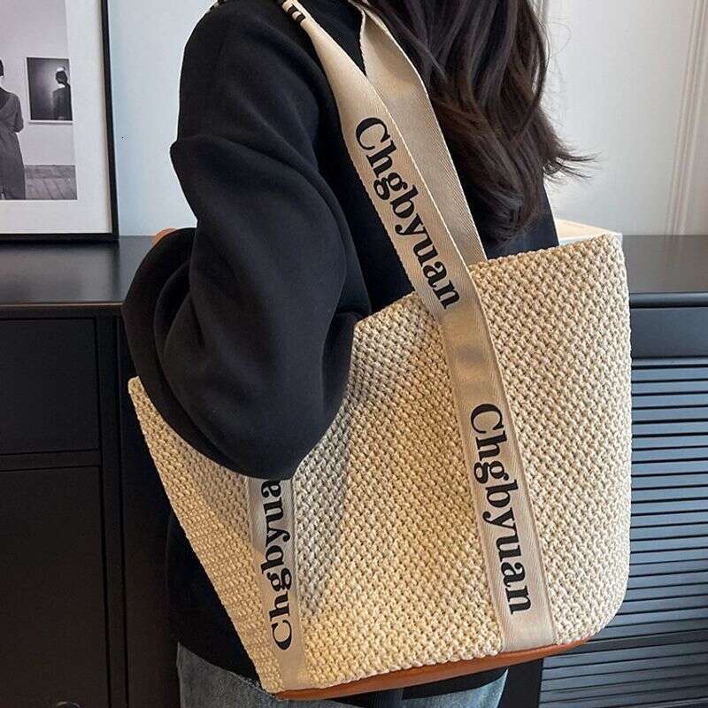 Handwoven Straw For Women Large Capacity 2025 New Summer Vacation Beach Commuter Bucket Bag