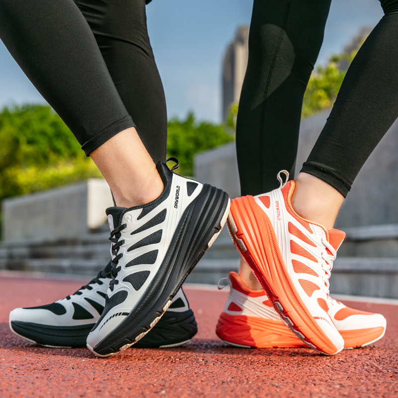 Men's new spring summer lightweight mesh breathable running shoes; couple's comfortable cushioning and height-increasing sports for women�