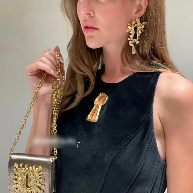 Light fashion niche rhinestone crystal keyhole shape earrings unique personality temperament earrings 250807