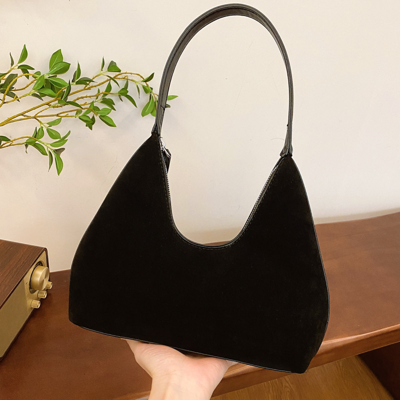 Chic and Practical Underarm Shoulder Bag Ideal for Daily Carrying