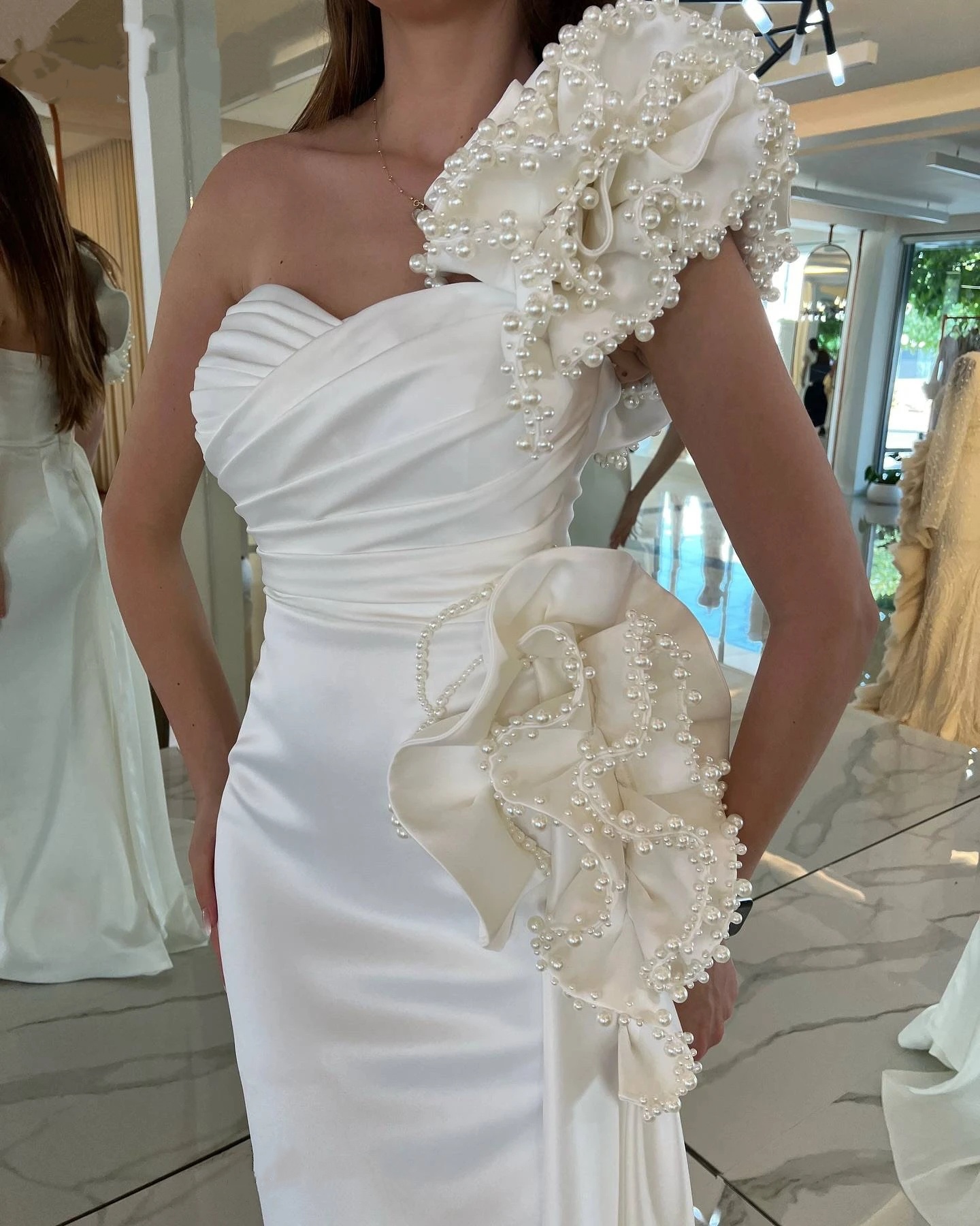 Elegant Pearls Wedding Dresses Ruffle One Shoulder Bridal Gowns with Detachable Train Princess Sleeveless Sweep Train Customized Vestidos de noche