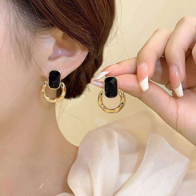 2025 New Arrival Women Minimalist Geometric Square Stud Earrings Small Batch Design Vintage Chic High End Jewelry
